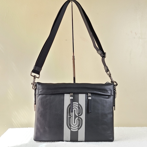COACH | EDGE MESSENGER W/ VARSITY STRIPE AND PATCH - Picture 1 of 6